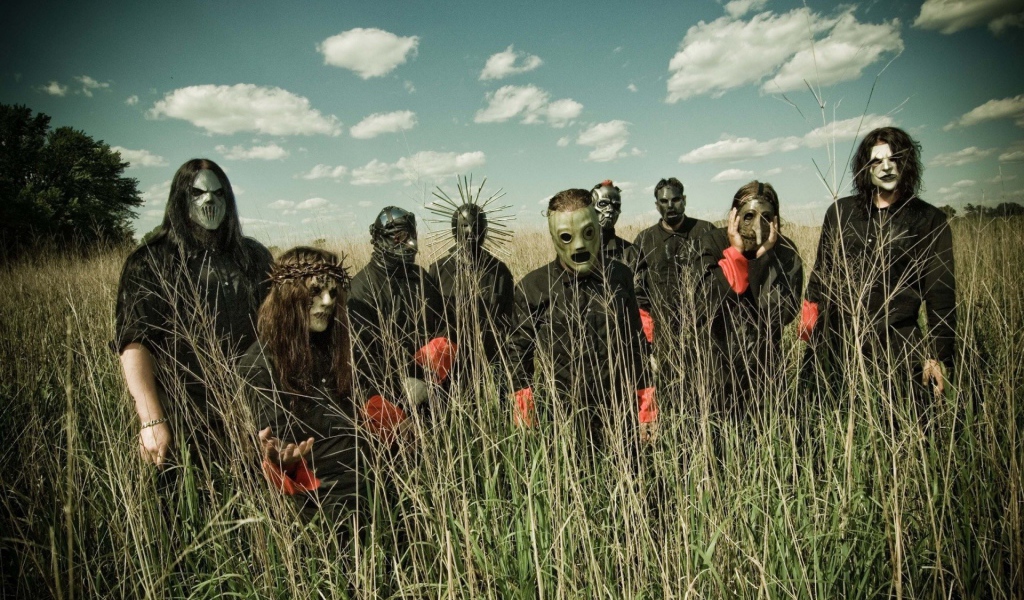 Группа Slipknot в сухой траве на поле