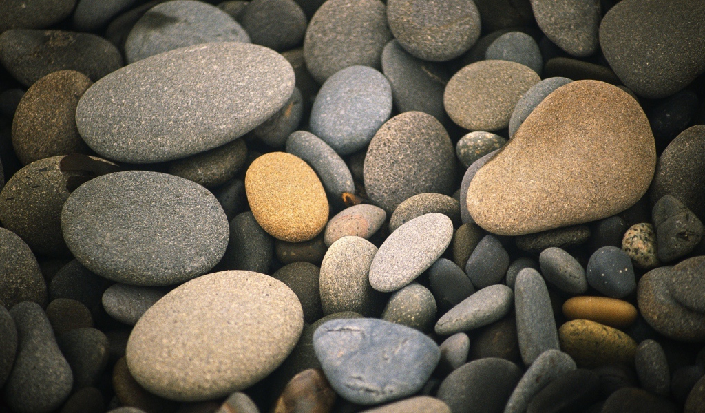 Гладкие морские камешки разного цвета