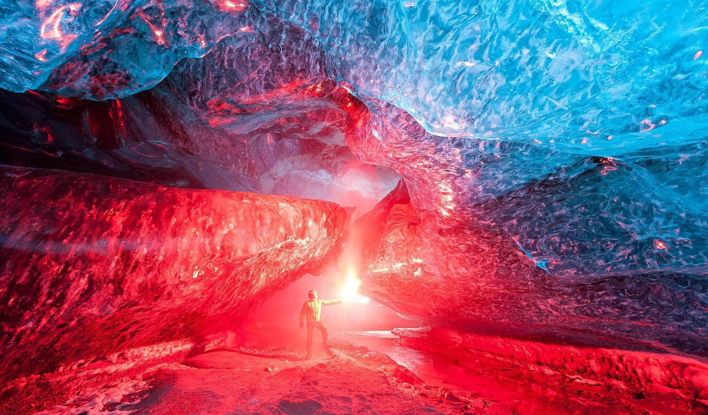 Красный свет в ледяной пещере