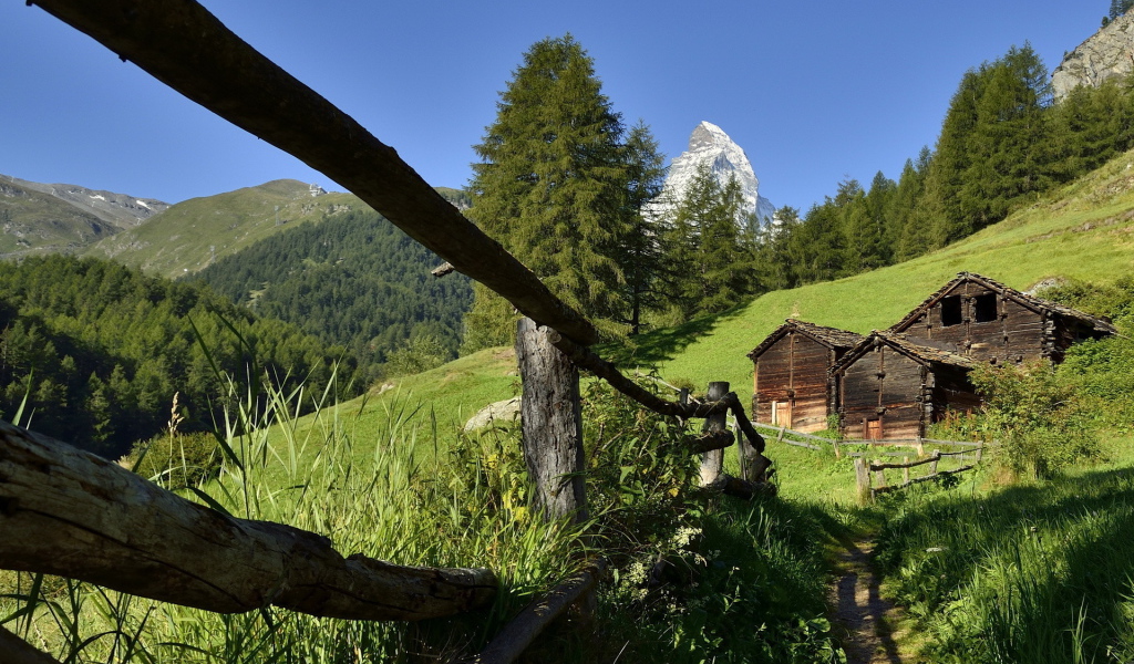 Забор и старые дома в горах