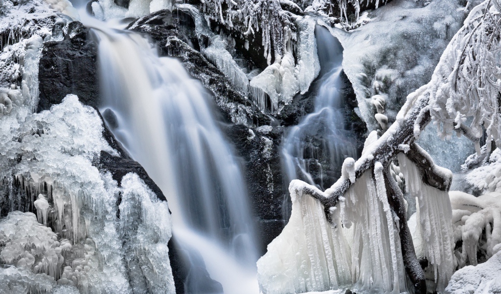 Наросты льда на водопаде во время мороза