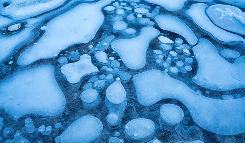 Причудливые изгибы голубого льда