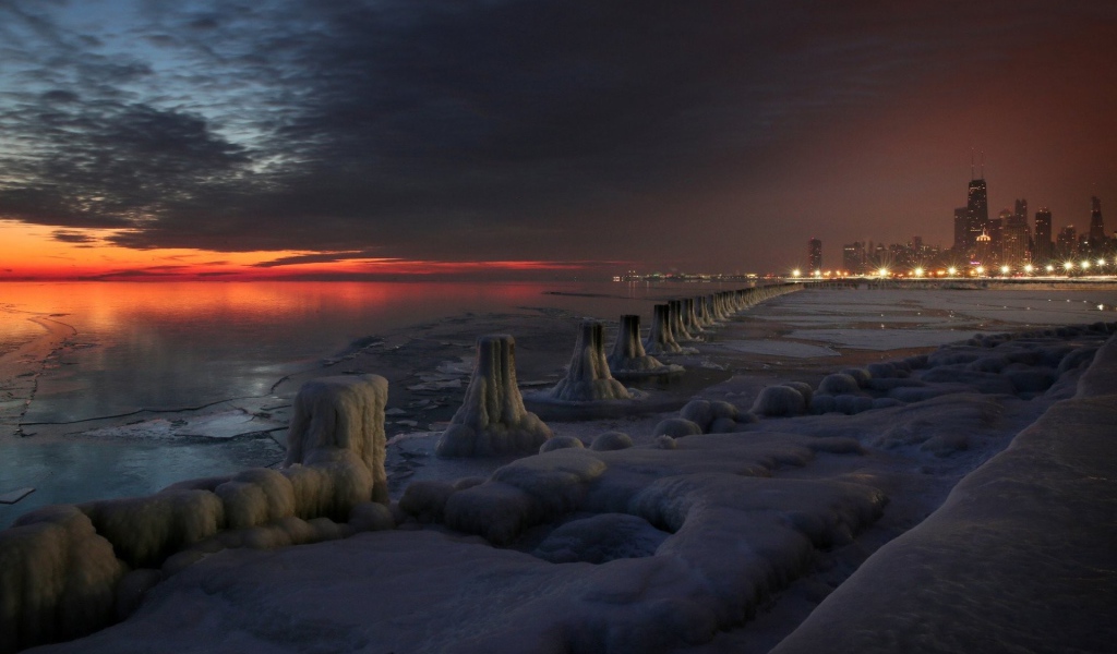 Морозный вечер на побережье озера в Чикаго