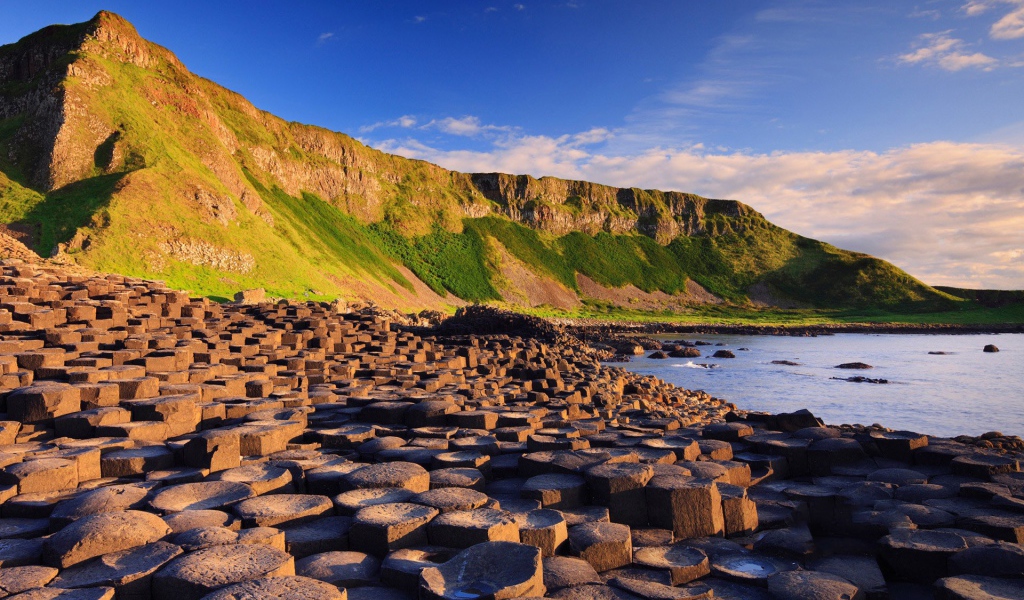 Ступенчатые скалы на берегу в Ирландии