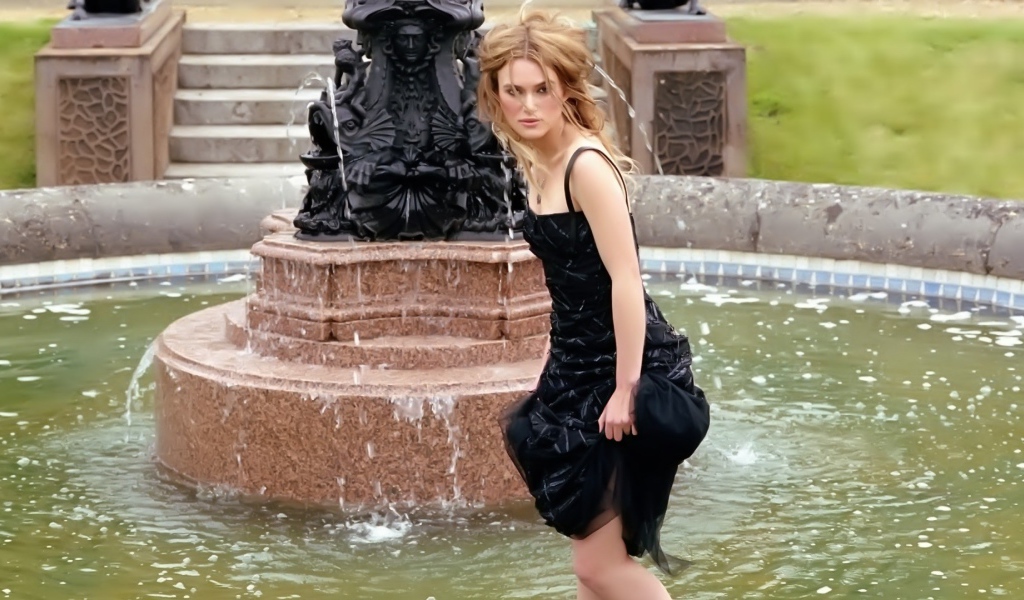 Кира Найтли в фонтане