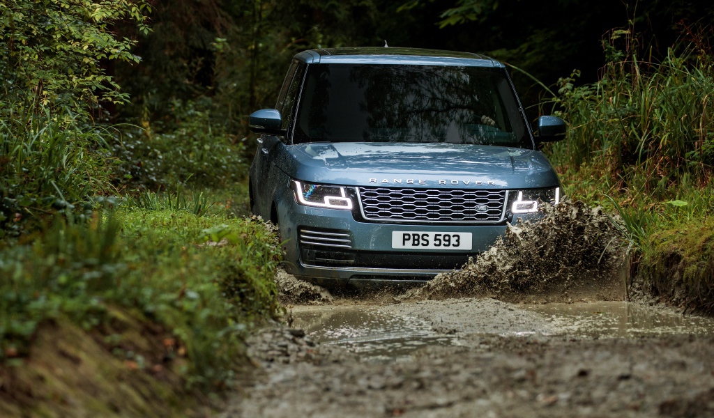 Off-road Range Rover Autobiography, 2017 rides on water