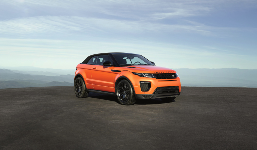 Оранжевый автомобиль Range Rover Evoque на фоне горизонта