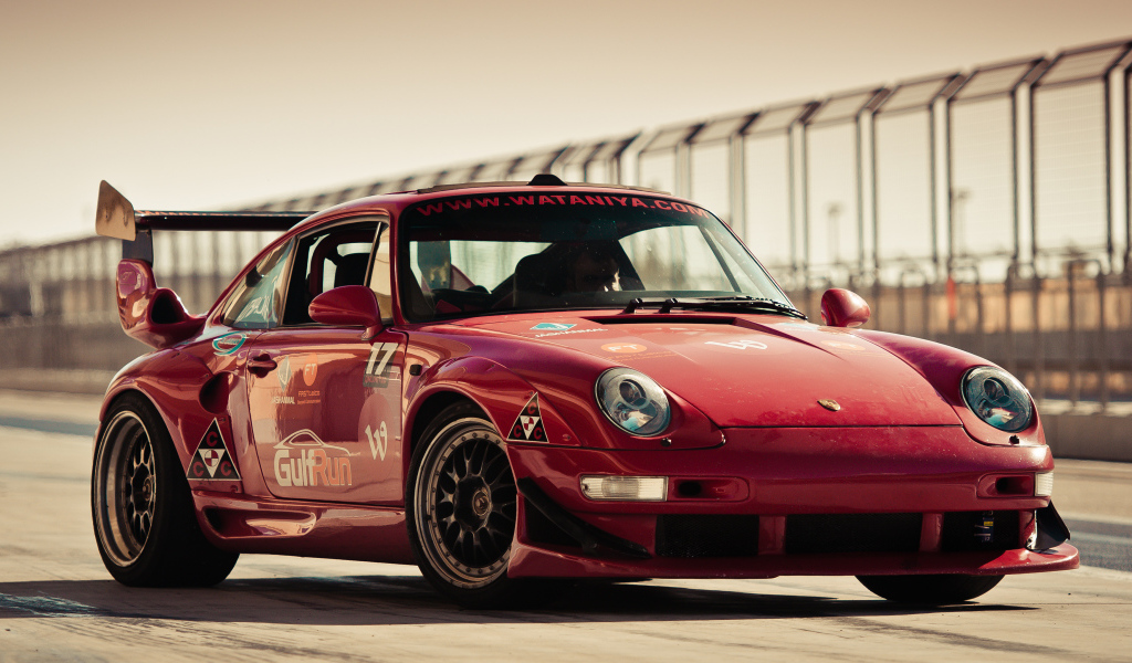 Красный спортивный автомобиль Porsche