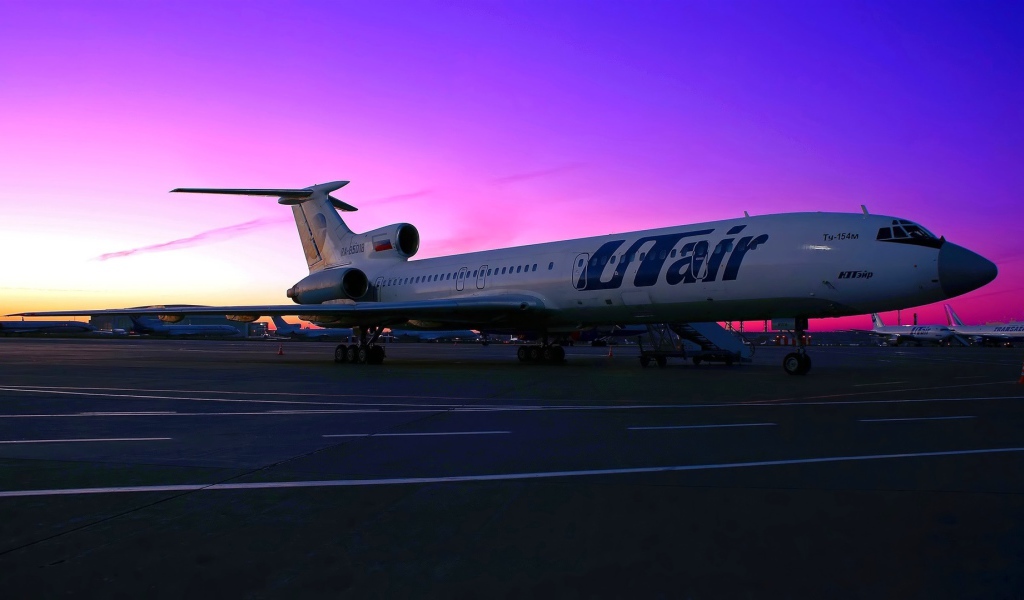 Пассажирский самолет Ту-154 российской авиакомпании UTair на фоне заката 