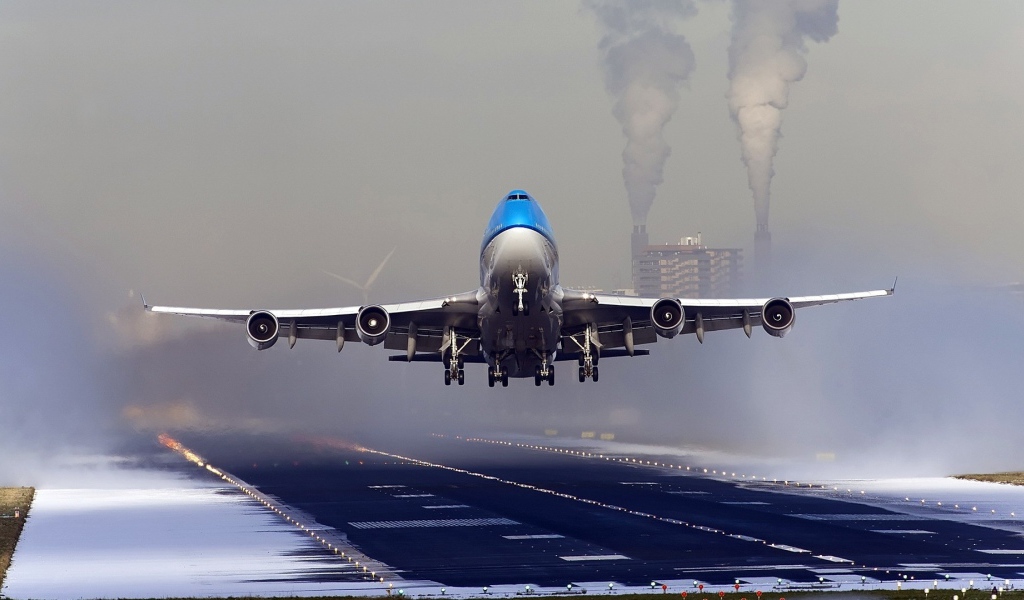 Взлет самолета Boeing 747 нидерландской авиакомпании KLM 