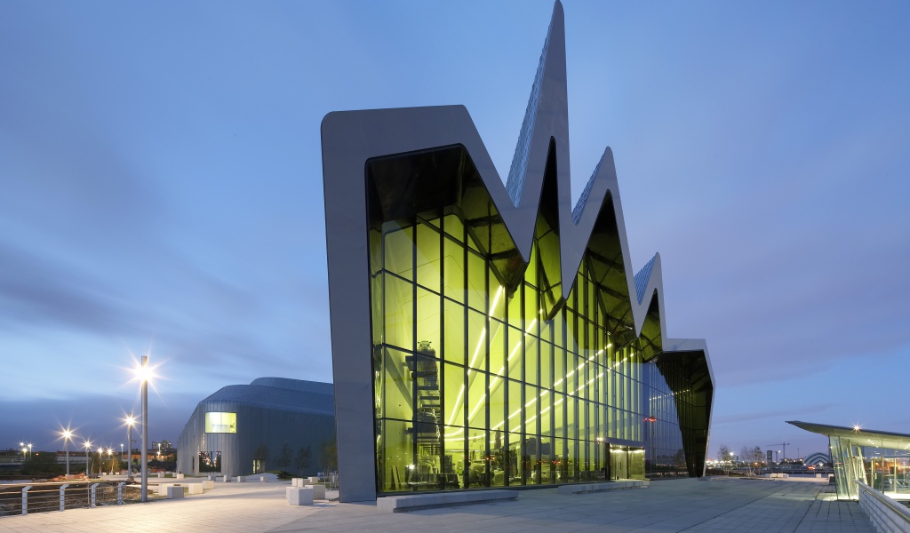 Необычное здание музей транспорта, Глазго, Шотландия 