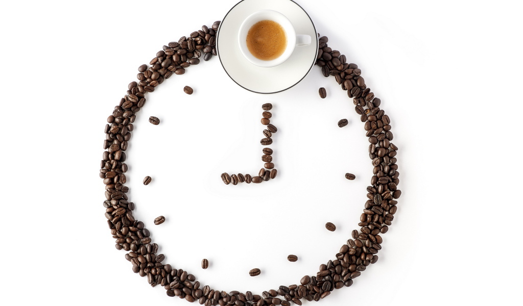 Часы из кофейных зерен и чашка кофе на белом фоне