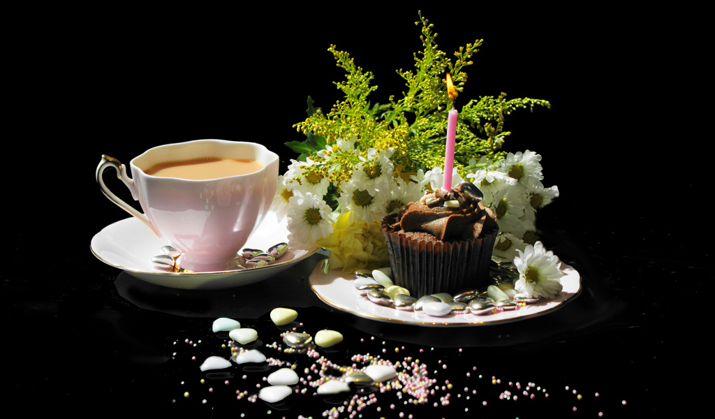 Чашка кофе и праздничный кекс на столе 