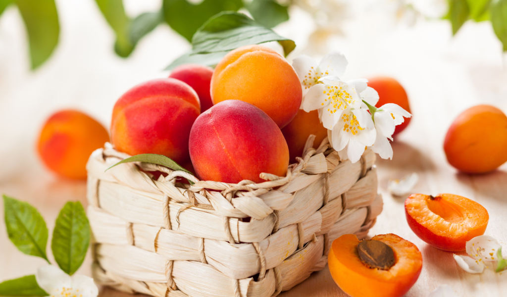 Аппетитные спелые персики в корзине на столе