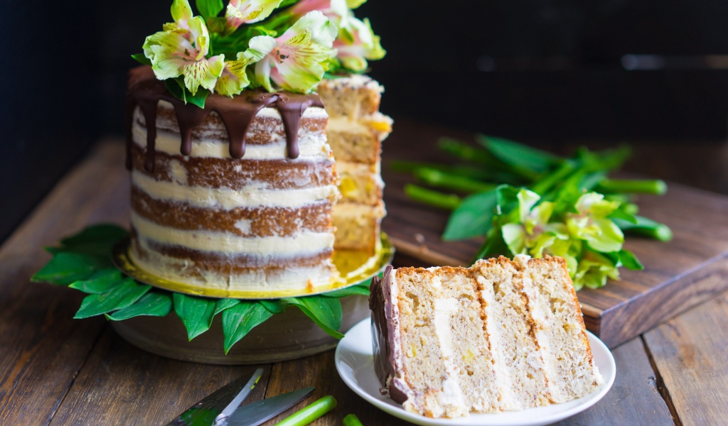 Аппетитный торт с кремом и свежими цветами 