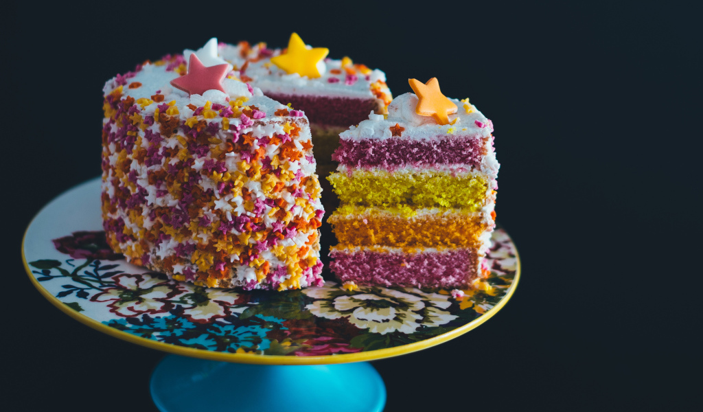 Аппетитный разноцветный торт со звездочками 