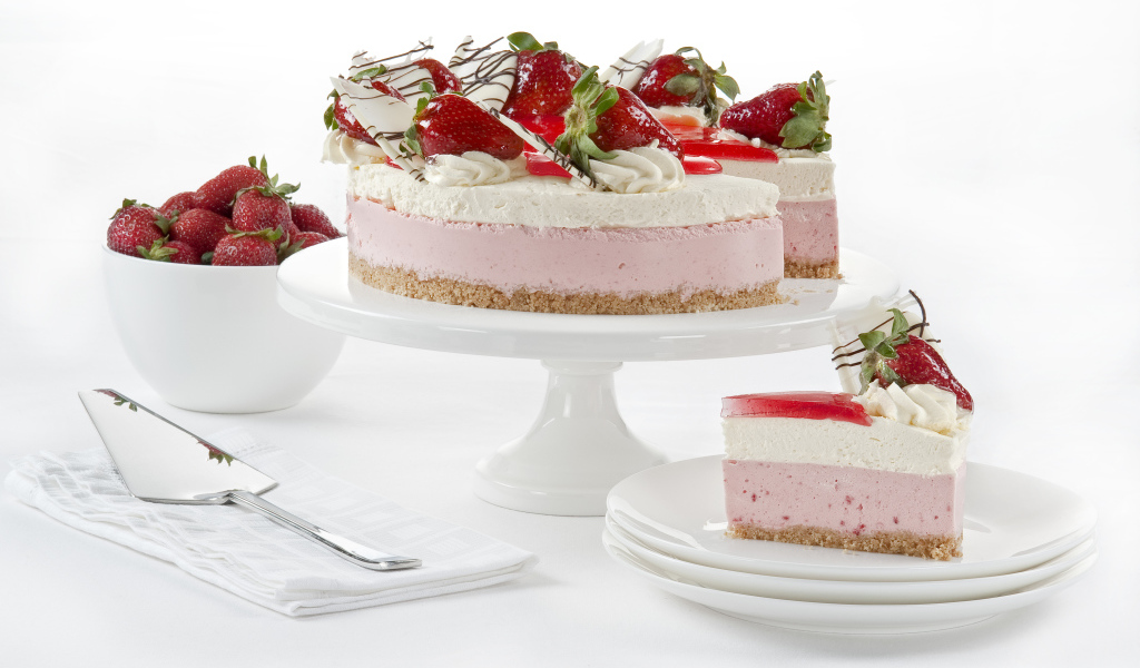 Вкусный торт с суфле, белым шоколадом и ягодами клубники на белом фоне
