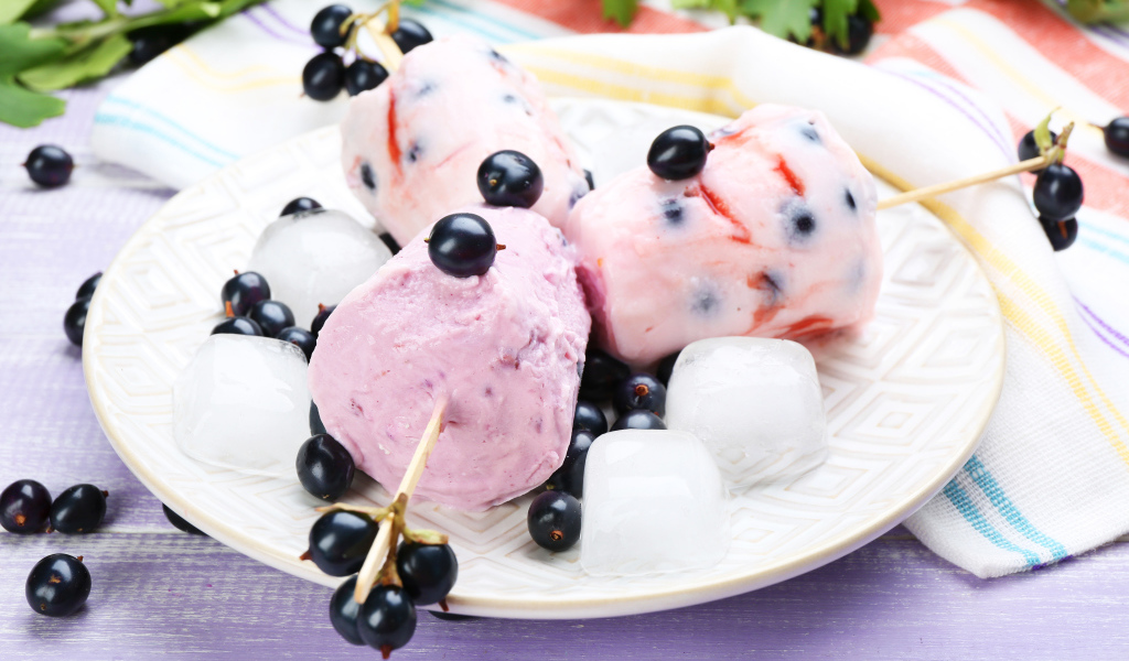 Фруктовое мороженое с ягодами черной смородины