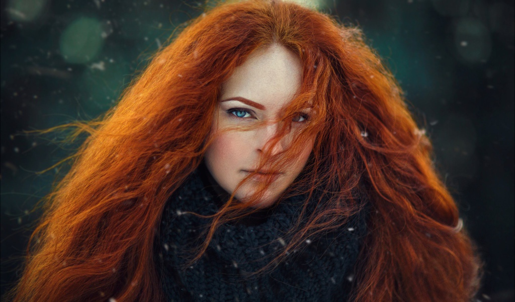 Красивая голубоглазая рыжеволосая девушка с длинными волосами