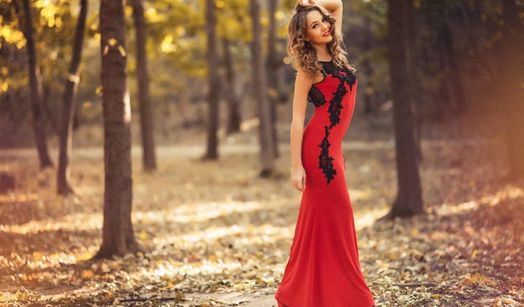 Девушка модель в длинном красном платье 