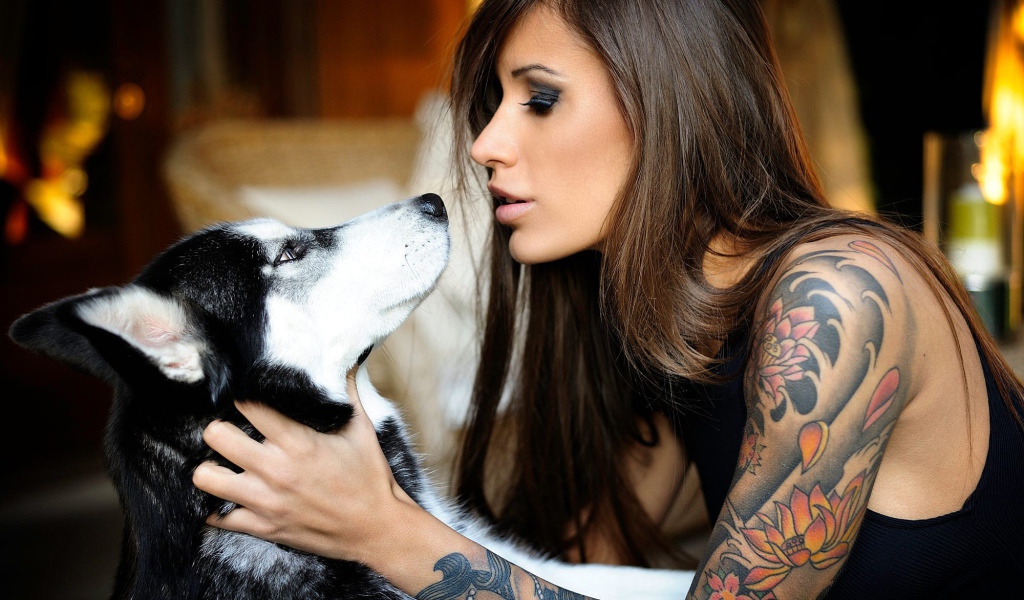 Девушка с татуировками с собакой породы хаски 
