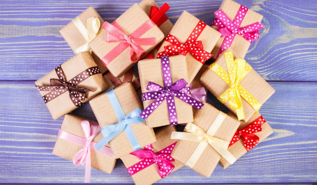 Подарочные коробки с разноцветными ленточками