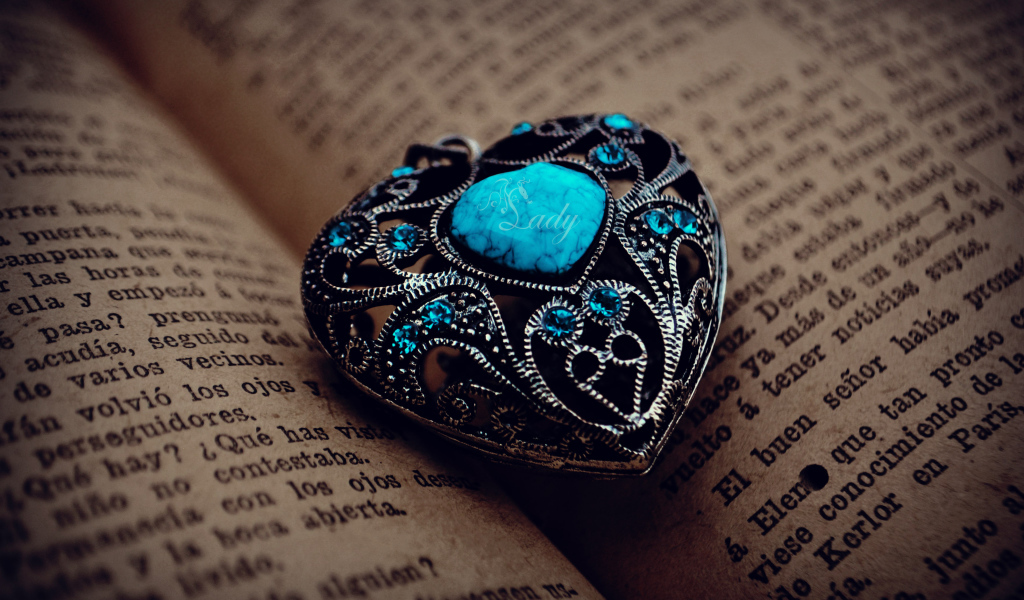 Красивый кулон в форме сердце с синим камнем 