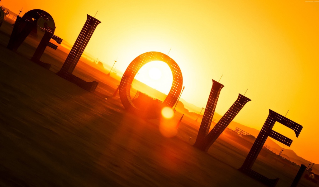 Большая надпись Любовь в лучах солнца на закате