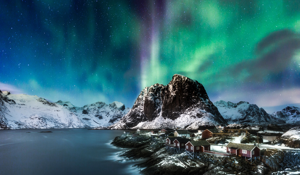 Северное сияние над заснеженными горами, Лофотенские острова. Норвегия