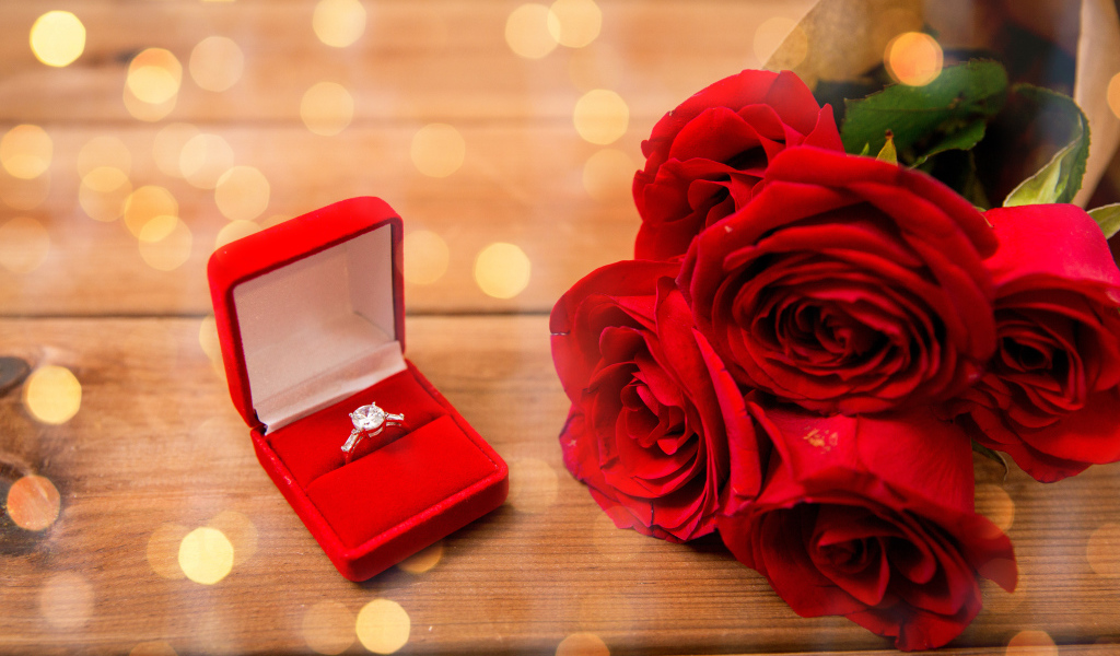 Предложение с кольцом и букетом красных роз