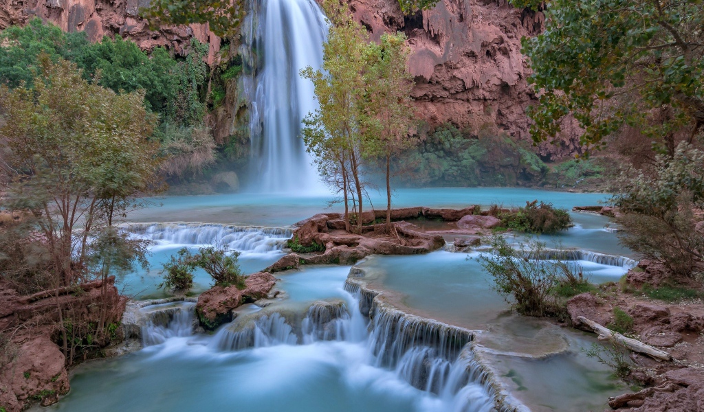Красивый водопад стекает со скалы 