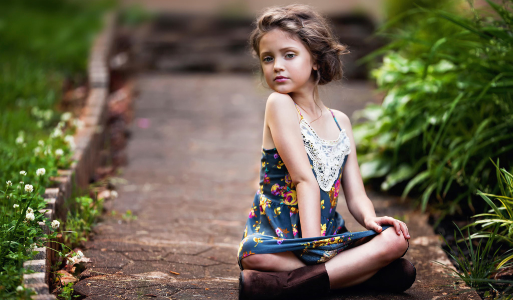Маленькая девочка в красивом сарафане 