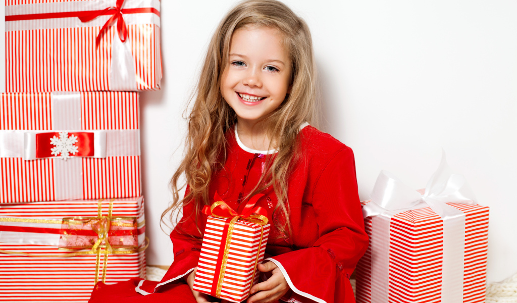 Маленькая девочка с новогодними подарками