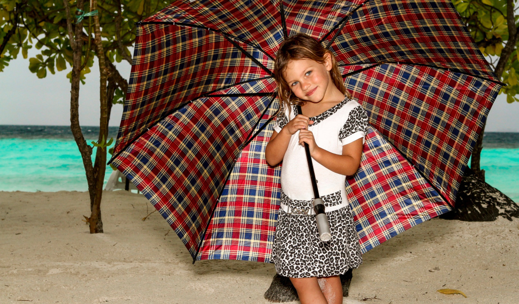 Маленькая девочка под большим зонтом