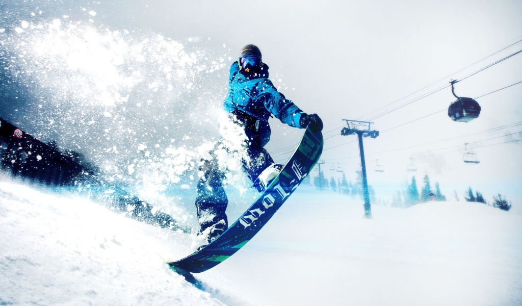 Спортсмен сноубордист на заснеженном склоне горы 