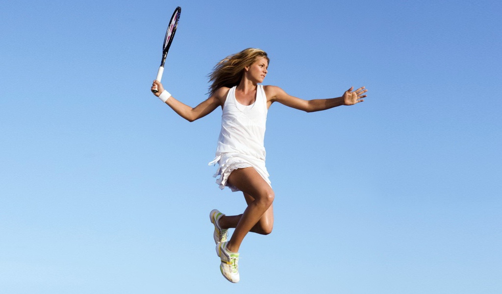 Прыжок теннисистки Марии Кириленко с ракеткой в руках 