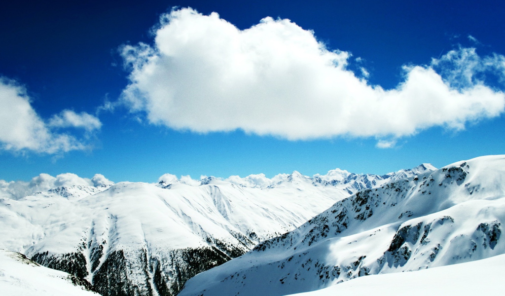 Красивые облака над заснеженными горами 