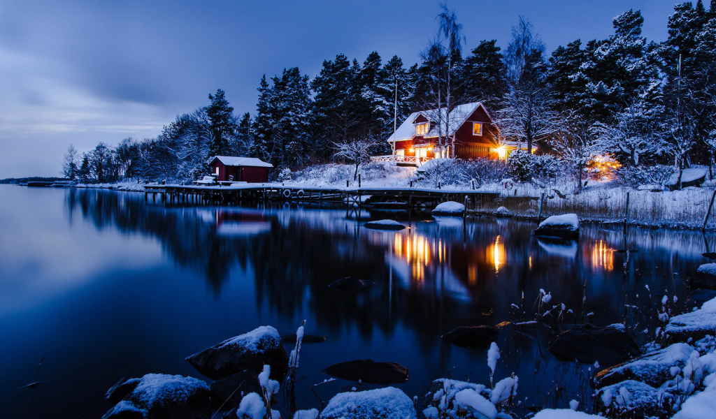 Дом у зимнего заледеневшего озера 