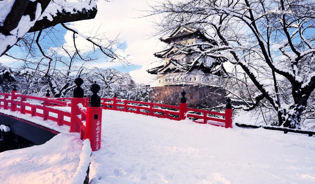 Зимний мост с красными перилами в Японии 