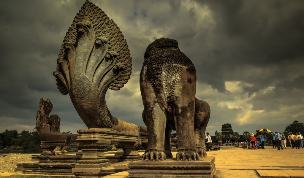Каменные статуи на территории храмового комплекса Ангкор Ват 