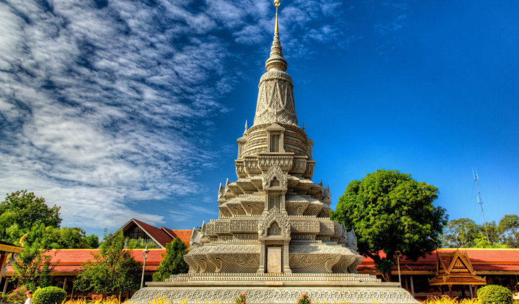 Храм Серебряная пагода на фоне голубого неба, Камбоджа 