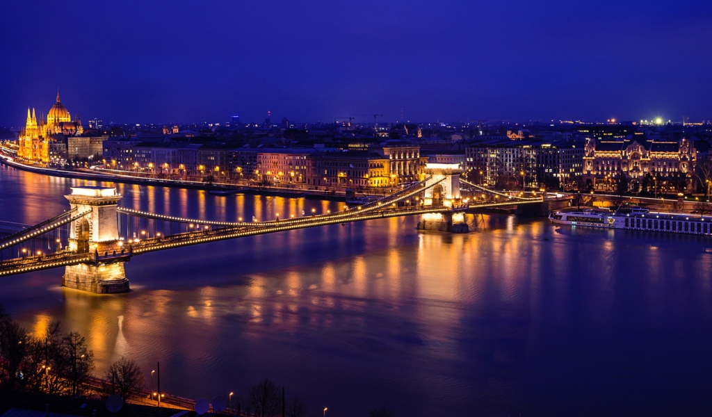 Вид на вечерний Цепной мост, Будапешт  