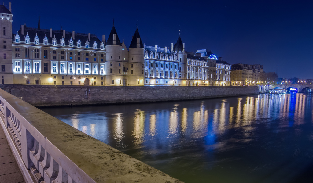 Ночные огни замка Консьержери в реке, Париж. Франция 