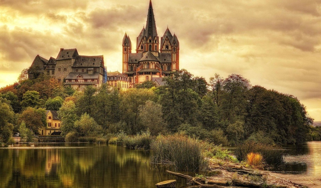Старинный Лимбургский собор у озера, Германия 