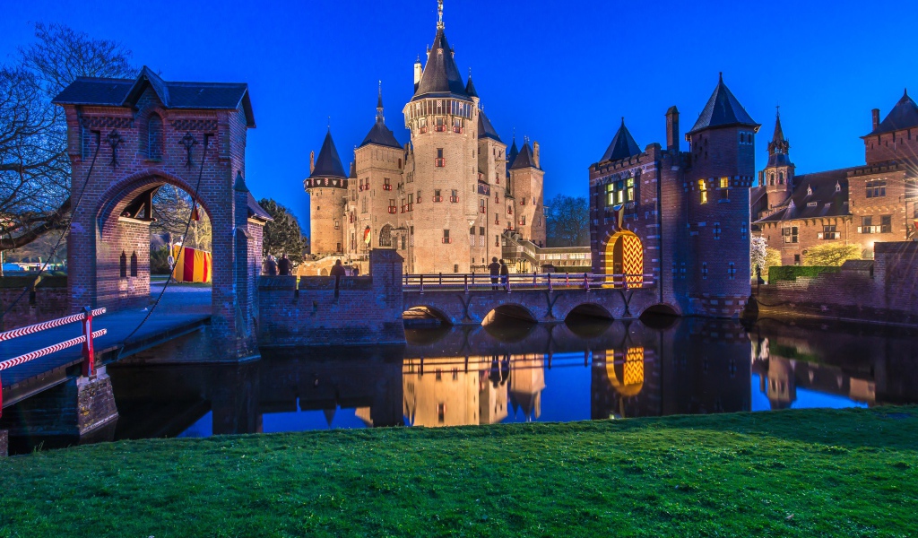 Старинный замок Де Хаар вечером, Нидерланды 