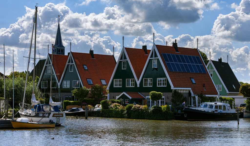 Красивый дом на причале у реки в городе West-Graftdijk, Нидерланды
