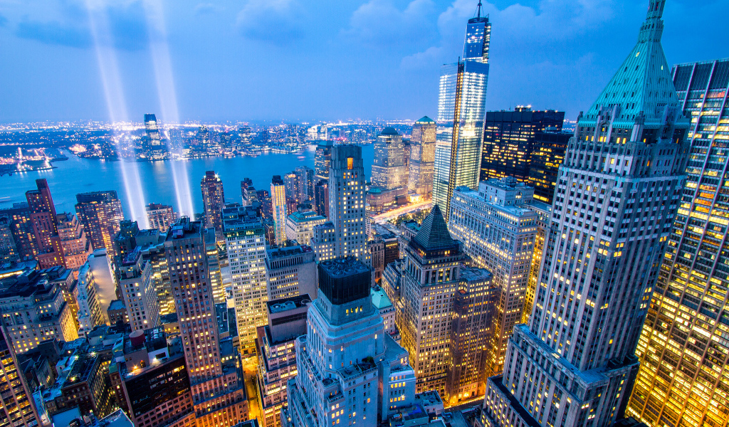 Вид на ночные небоскребы Нью Йорка, США 