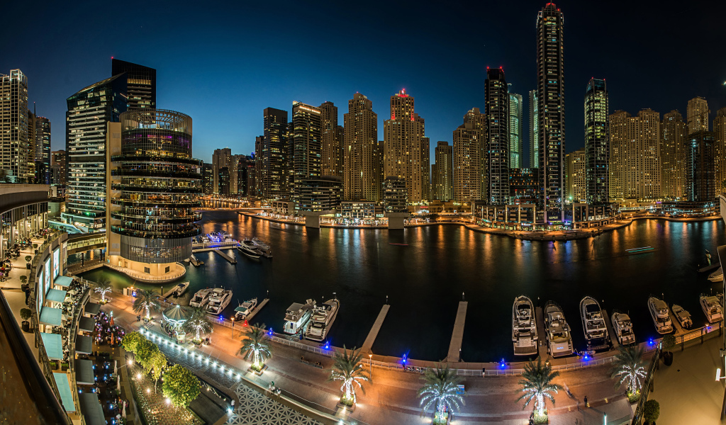 Панорама ночных небоскребов и причала, Дубай. ОАЭ
