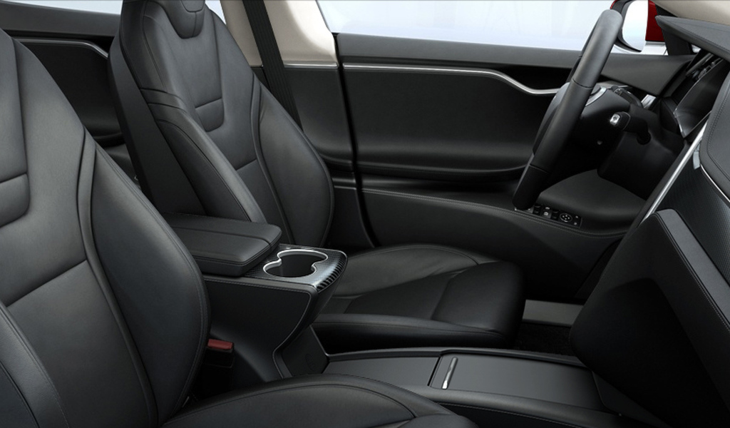 Черный кожаный салон электромобиля Tesla Model S 