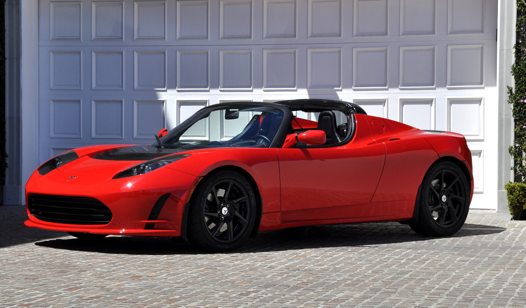 Красный спортивный электромобиль Tesla Roadster 